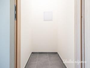 Pronájem bytu 1+kk, Praha - Vysočany, Freyova, 32 m2