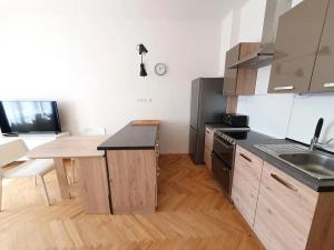 Pronájem bytu 2+kk, Praha, Mikovcova, 50 m2