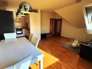 Pronájem bytu 4+kk, Jesenice, Lomená, 81 m2