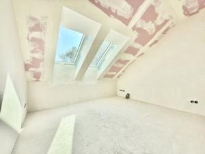 Prodej bytu 6+kk a větší, Praha - Holyně, náměstí Pod lípou, 148 m2