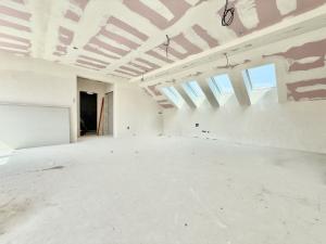 Prodej bytu 4+kk, Praha - Holyně, náměstí Pod lípou, 120 m2