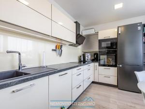 Prodej bytu 3+1, Znojmo, Dukelských bojovníků, 75 m2