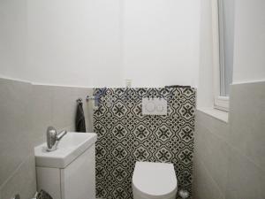 Pronájem bytu 4+kk, Praha, Viktora Huga, 80 m2