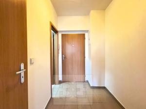 Pronájem bytu 1+kk, Karlovy Vary, Kryzánkova, 31 m2