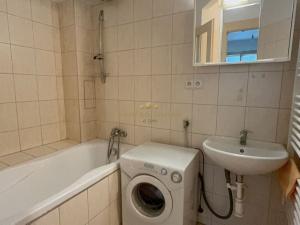Pronájem bytu 2+kk, Praha - Smíchov, Plzeňská, 41 m2