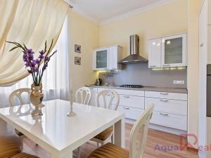 Prodej bytu 3+1, Karlovy Vary, K. Čapka, 88 m2