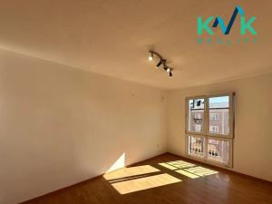 Prodej bytu 3+1, Ostrov, Hlavní třída, 72 m2