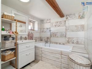 Prodej rodinného domu, Senička, 200 m2