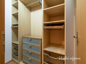 Pronájem bytu 2+kk, Praha - Prosek, Kytlická, 60 m2