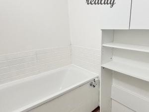 Pronájem bytu 1+1, Karlovy Vary, Krymská, 35 m2