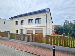 Pronájem rodinného domu, Praha, V dolinách, 205 m2