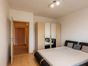 Prodej bytu 2+kk, Praha - Vinoř, Českodubská, 43 m2
