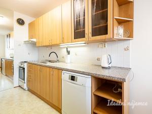 Pronájem bytu 3+1, Praha - Horní Měcholupy, Livornská, 72 m2