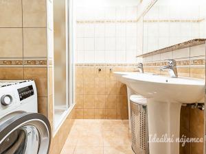 Pronájem bytu 3+1, Praha - Horní Měcholupy, Livornská, 72 m2