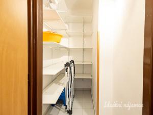 Pronájem bytu 3+1, Praha - Horní Měcholupy, Livornská, 72 m2