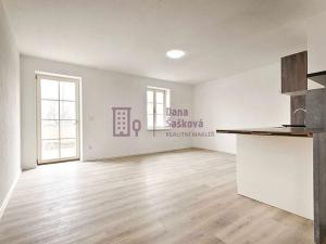 Pronájem bytu 1+kk, Jindřichův Hradec, nám. Míru, 61 m2