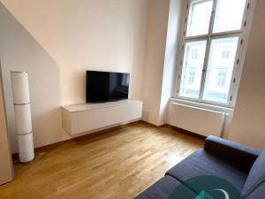 Pronájem bytu 2+kk, Praha - Karlín, Sokolovská, 75 m2