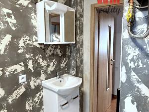 Prodej bytu 2+kk, Karlovy Vary - Stará Role, Závodu míru, 40 m2