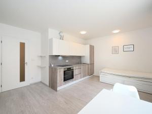 Pronájem bytu 1+kk, Praha - Karlín, Křižíkova, 35 m2