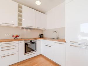 Pronájem bytu 2+kk, Praha - Kobylisy, Čumpelíkova, 67 m2