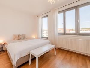 Pronájem bytu 2+kk, Praha - Kobylisy, Čumpelíkova, 67 m2