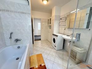 Pronájem bytu 3+1, Praha - Nebušice, Na Malé Šárce, 100 m2