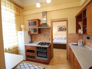 Pronájem bytu 2+1, Karlovy Vary, Zeyerova, 60 m2