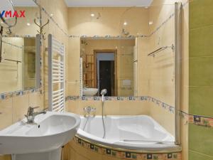 Prodej bytu 3+1, Karlovy Vary, Bulharská, 72 m2