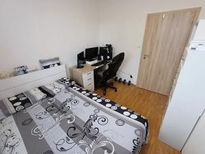 Pronájem bytu 2+kk, Praha - Bohnice, Hlivická, 32 m2