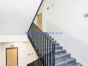 Prodej kanceláře, Hradec Králové - Kukleny, Pražská třída, 1600 m2