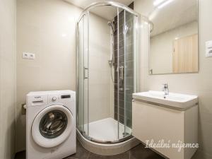 Pronájem bytu 1+kk, Praha - Vršovice, Novgorodská, 37 m2