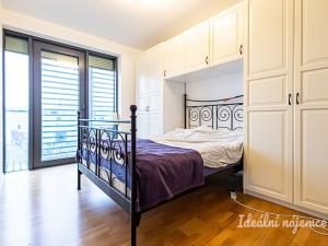 Pronájem bytu 2+kk, Praha - Karlín, Křižíkova, 55 m2