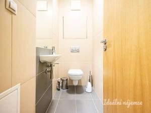 Pronájem bytu 2+kk, Praha - Karlín, Křižíkova, 55 m2