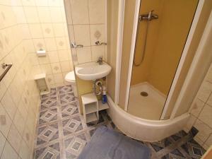 Pronájem bytu 1+1, Karlovy Vary, U Koupaliště, 26 m2