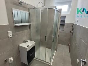 Pronájem bytu 1+1, Karlovy Vary, Závodu míru, 40 m2