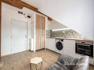 Pronájem bytu 1+kk, Praha - Košíře, Holečkova, 19 m2