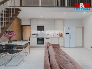 Prodej bytu 2+kk, Klatovy - Klatovy III, Husovo náměstí, 78 m2