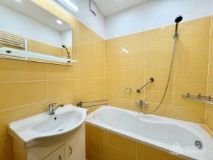 Pronájem bytu 1+1, Karlovy Vary, Krymská, 37 m2