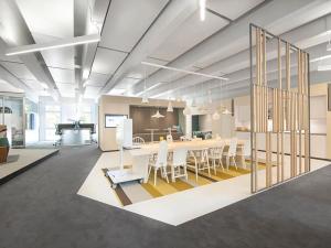 Pronájem kanceláře, Praha - Holešovice, Argentinská, 2400 m2