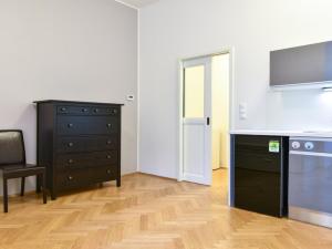 Pronájem bytu 1+kk, Praha - Bubeneč, Korunovační, 35 m2