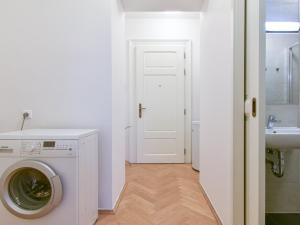 Pronájem bytu 1+kk, Praha - Bubeneč, Korunovační, 35 m2