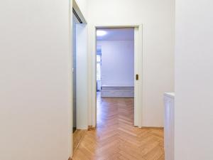 Pronájem bytu 1+kk, Praha - Bubeneč, Korunovační, 35 m2