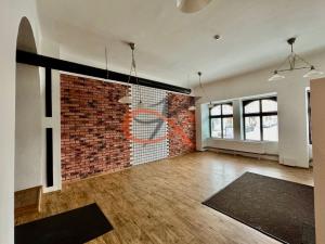 Pronájem obchodního prostoru, Valašské Meziříčí, Náměstí, 90 m2