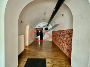 Pronájem obchodního prostoru, Valašské Meziříčí, Náměstí, 90 m2