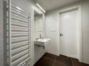 Pronájem bytu 2+kk, Praha, Naskové, 45 m2