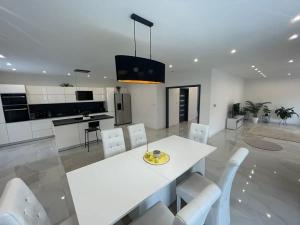 Prodej rodinného domu, Jeneč, Malé náměstí, 192 m2