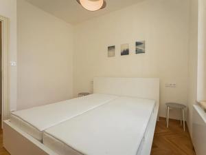 Pronájem bytu 2+kk, Praha - Staré Město, Kozí, 50 m2