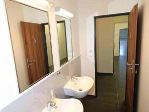 Pronájem skladu, Hovorčovice, 1802 m2