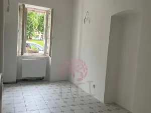 Pronájem obchodního prostoru, Kostelec nad Černými lesy, náměstí Smiřických, 70 m2
