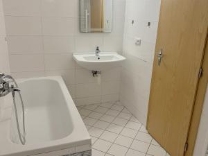 Pronájem bytu 1+kk, Zlín - Malenovice, Chelčického, 73 m2